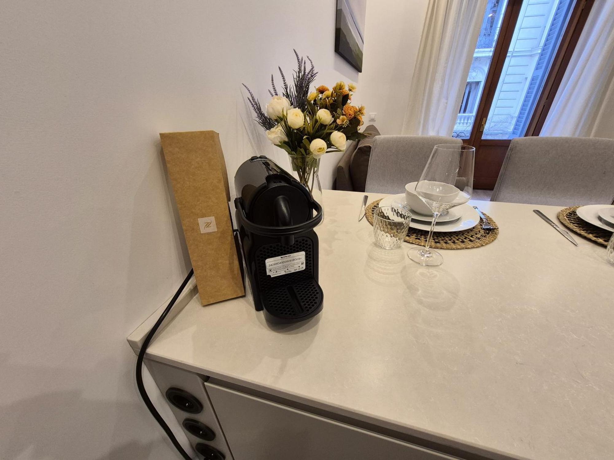 Apartamentos Plaza De Espana Мадрид Екстериор снимка