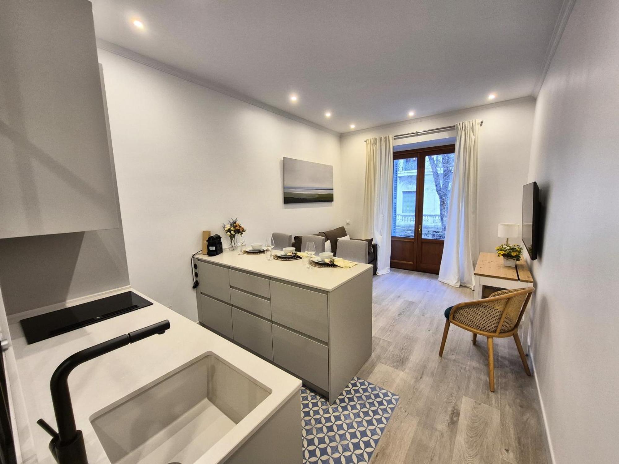 Apartamentos Plaza De Espana Мадрид Екстериор снимка
