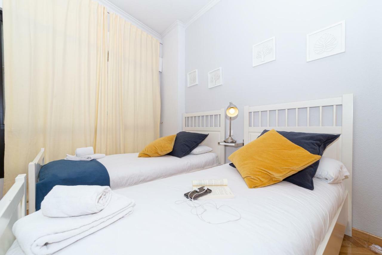 Apartamentos Plaza De Espana Мадрид Екстериор снимка