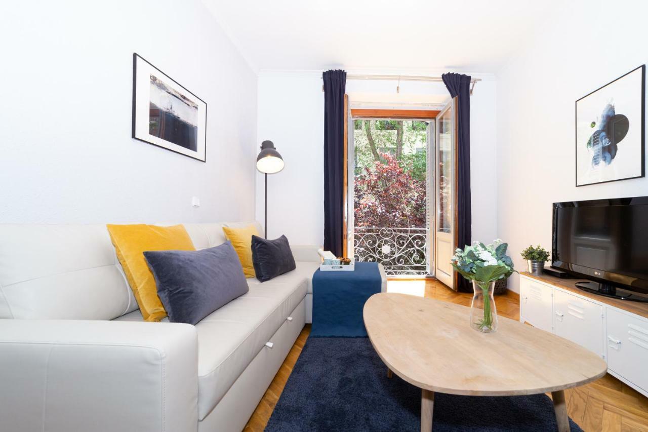 Apartamentos Plaza De Espana Мадрид Екстериор снимка