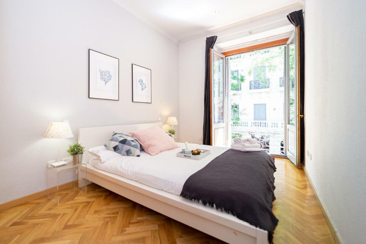 Apartamentos Plaza De Espana Мадрид Екстериор снимка