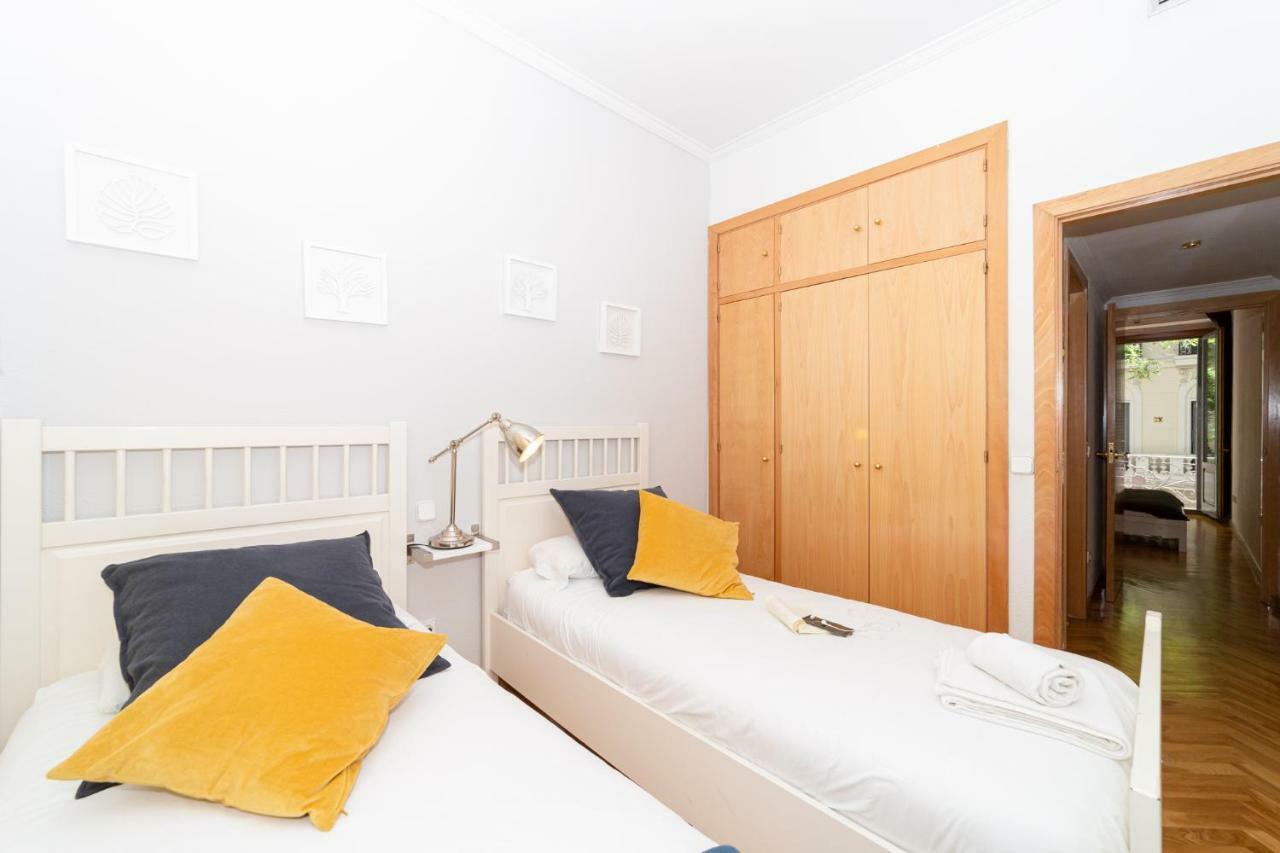 Apartamentos Plaza De Espana Мадрид Екстериор снимка