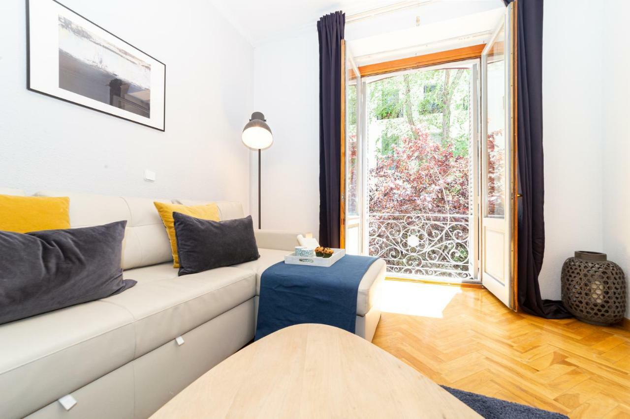 Apartamentos Plaza De Espana Мадрид Екстериор снимка