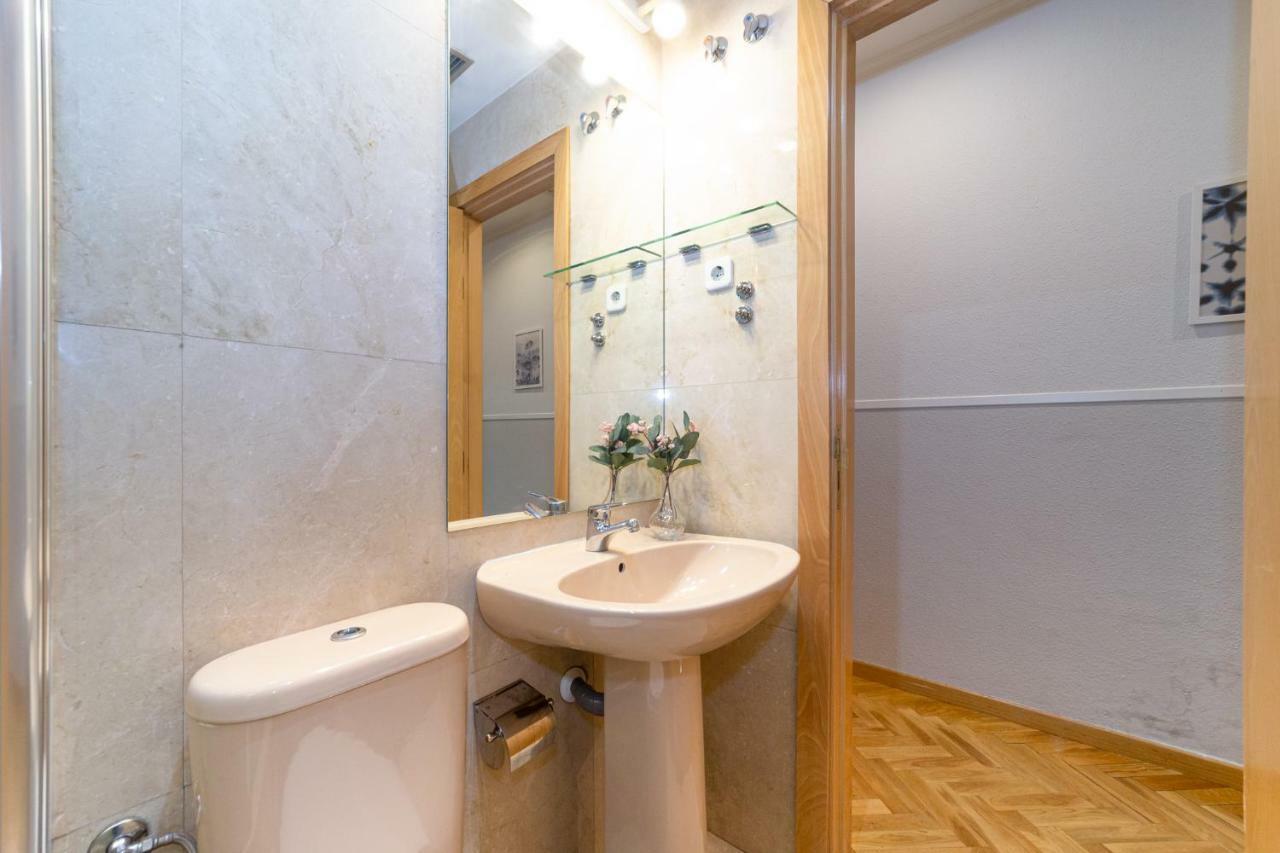 Apartamentos Plaza De Espana Мадрид Екстериор снимка