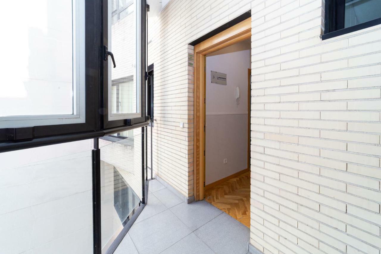 Apartamentos Plaza De Espana Мадрид Екстериор снимка