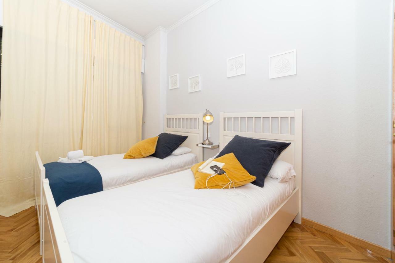 Apartamentos Plaza De Espana Мадрид Екстериор снимка