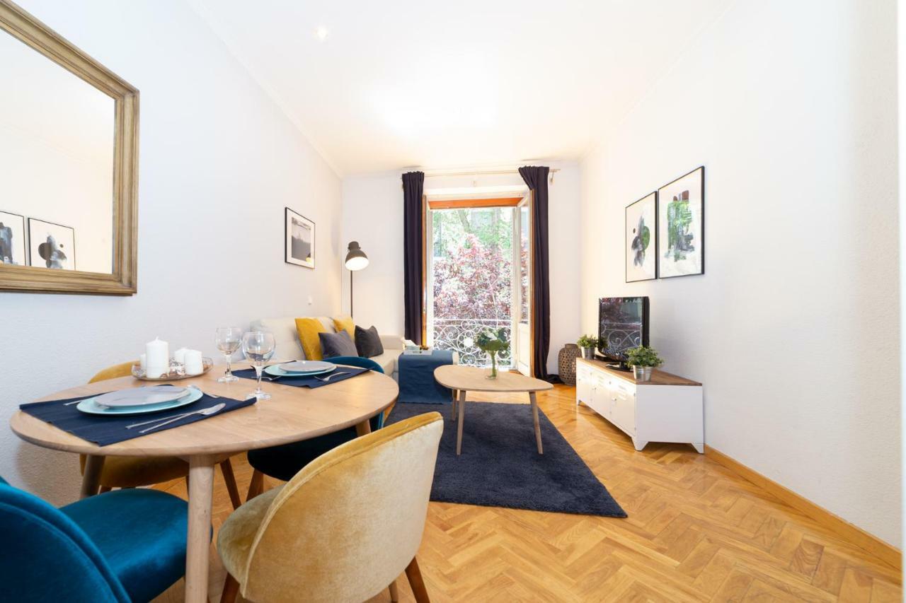 Apartamentos Plaza De Espana Мадрид Екстериор снимка