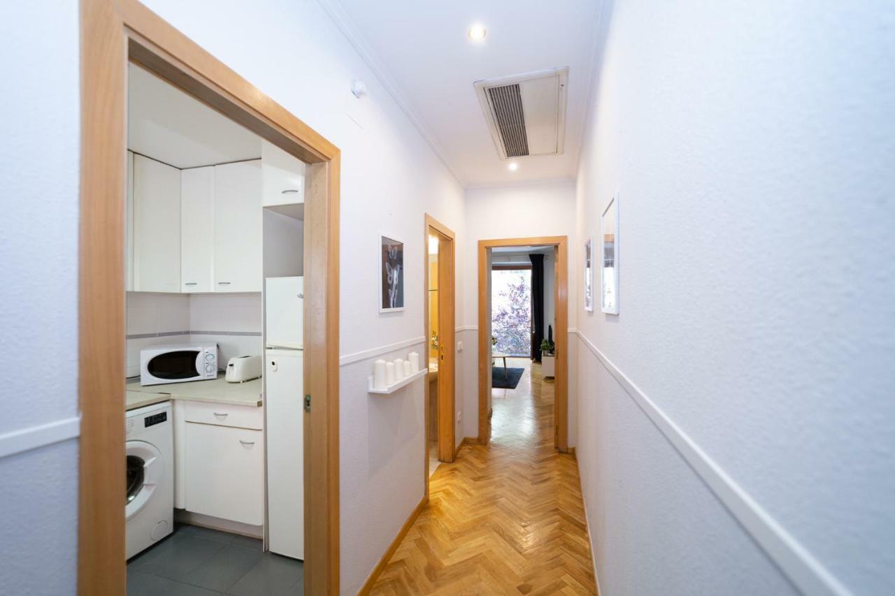 Apartamentos Plaza De Espana Мадрид Екстериор снимка