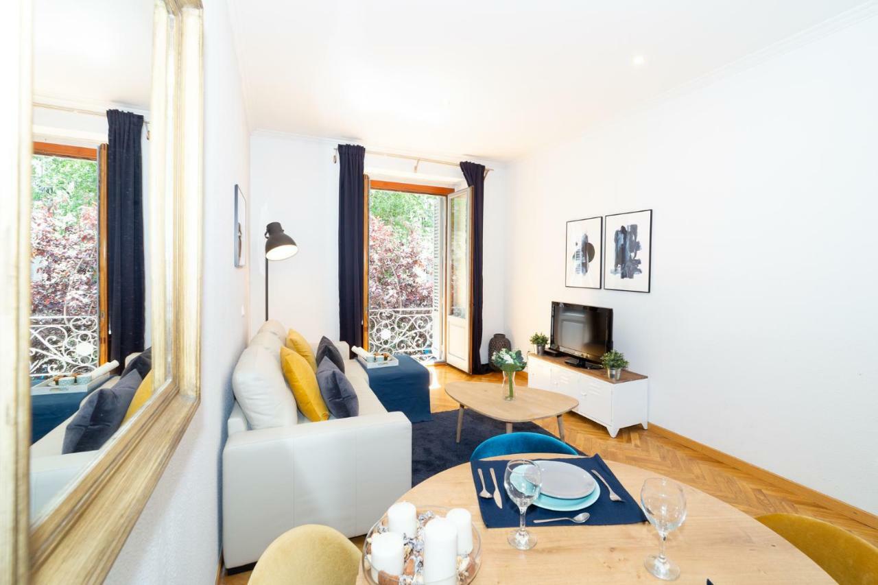 Apartamentos Plaza De Espana Мадрид Екстериор снимка