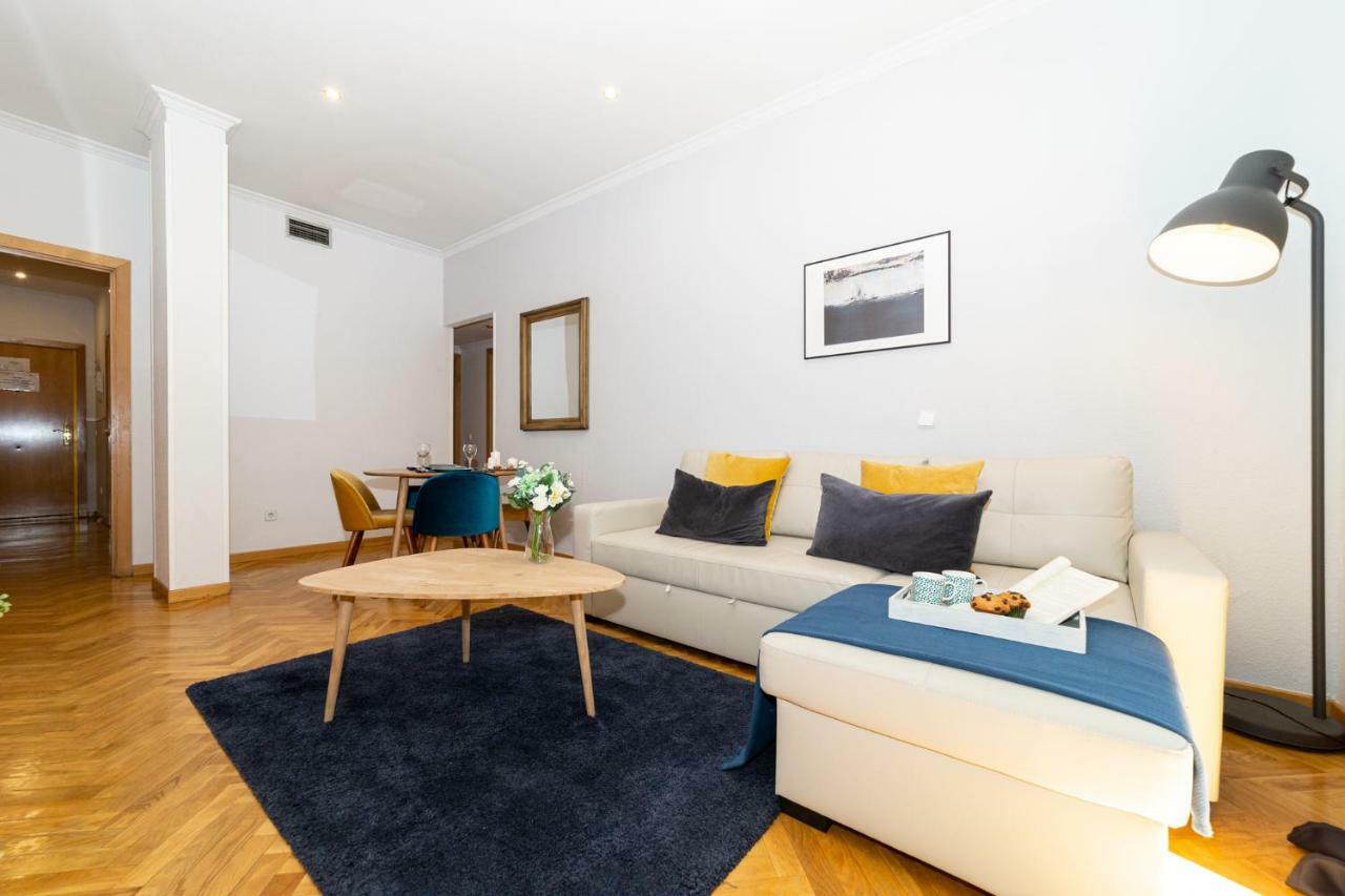 Apartamentos Plaza De Espana Мадрид Екстериор снимка