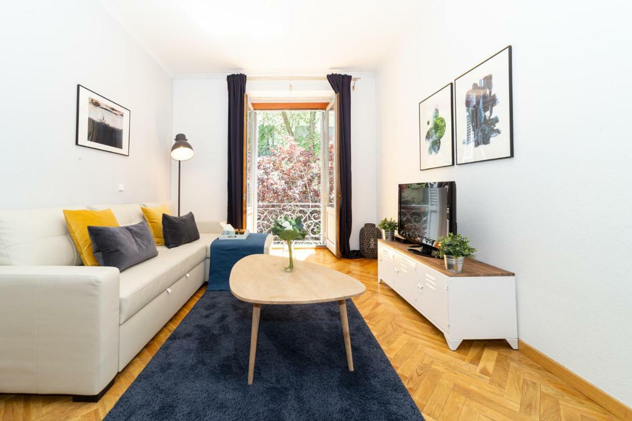 Apartamentos Plaza De Espana Мадрид Екстериор снимка