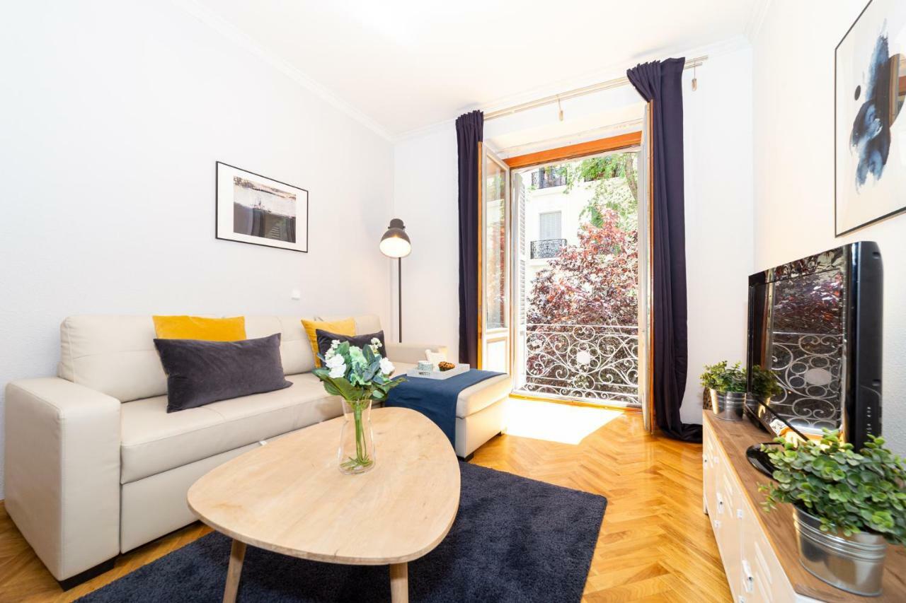 Apartamentos Plaza De Espana Мадрид Екстериор снимка