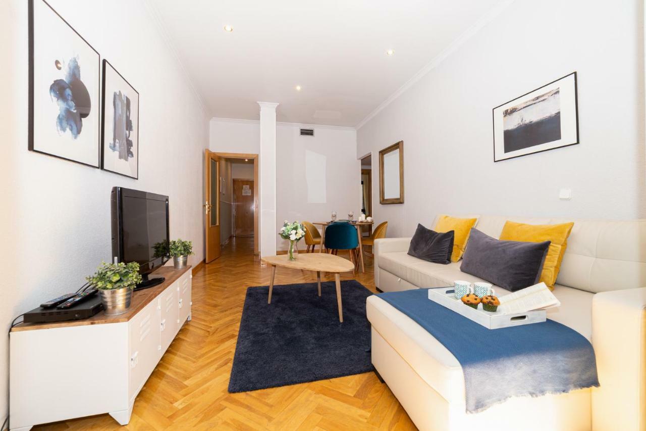 Apartamentos Plaza De Espana Мадрид Екстериор снимка